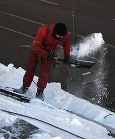 Очистка кровли от снега и льда. Промышленные альпинисты. Фото - Сергей Дылюк